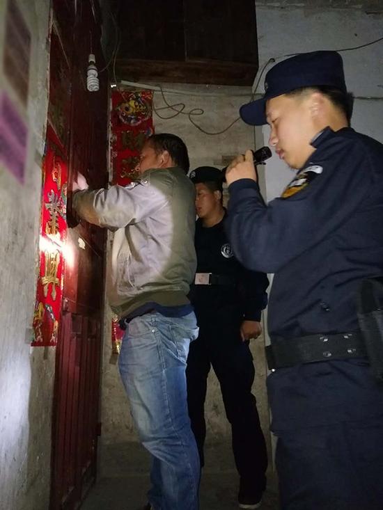 丹东粗心妈妈误将幼女锁家中 