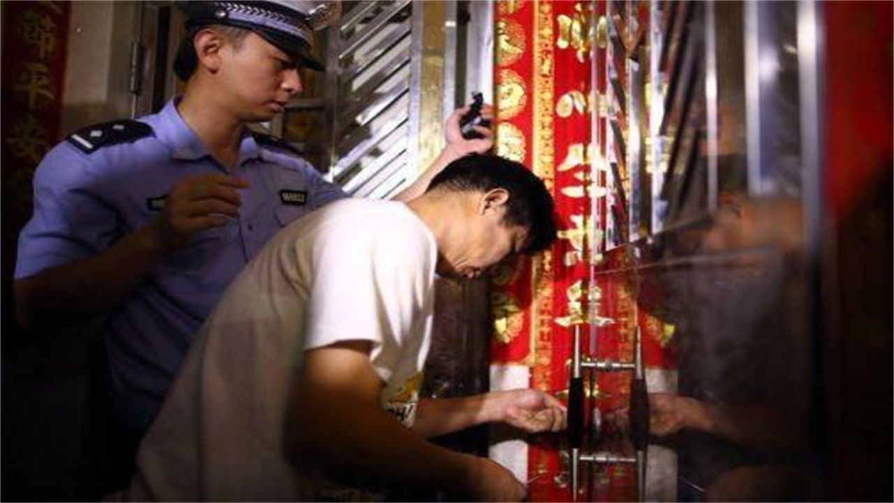 丹东请开锁师傅开了锁后，师傅